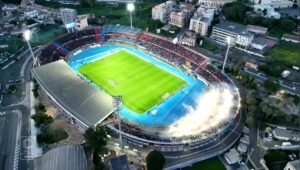 Catania stadio massimino dall'alto con sold out tifosi