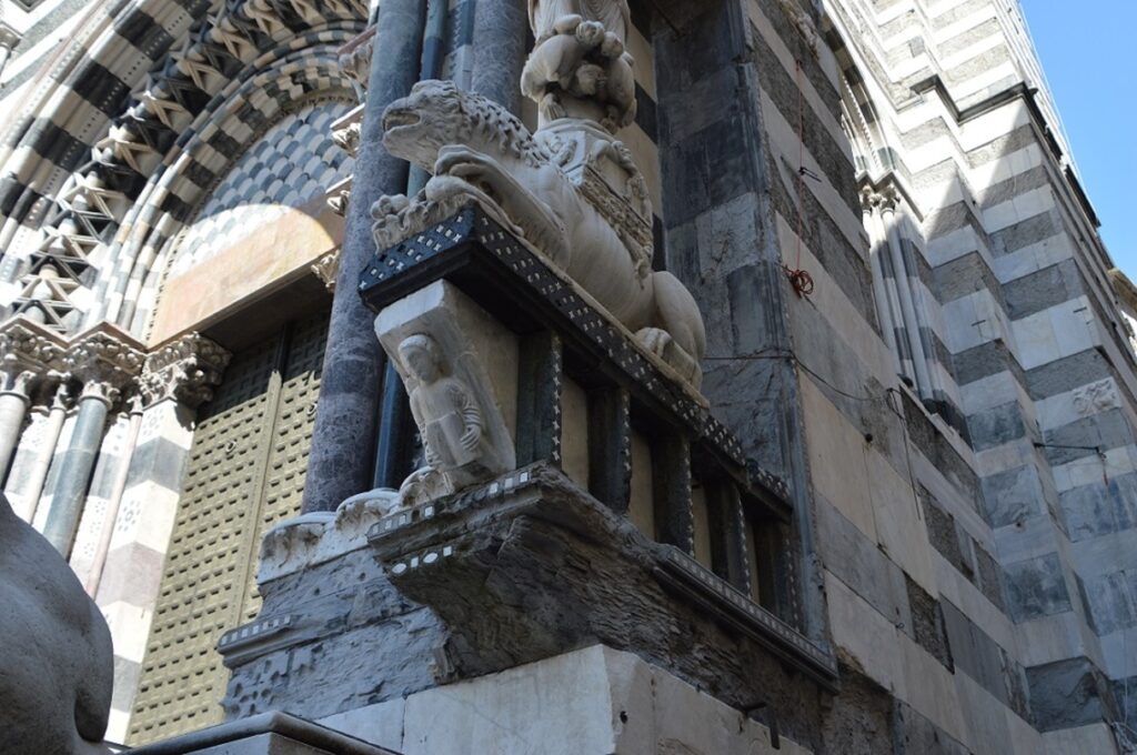 Cattedrale di Genova particolare del portale