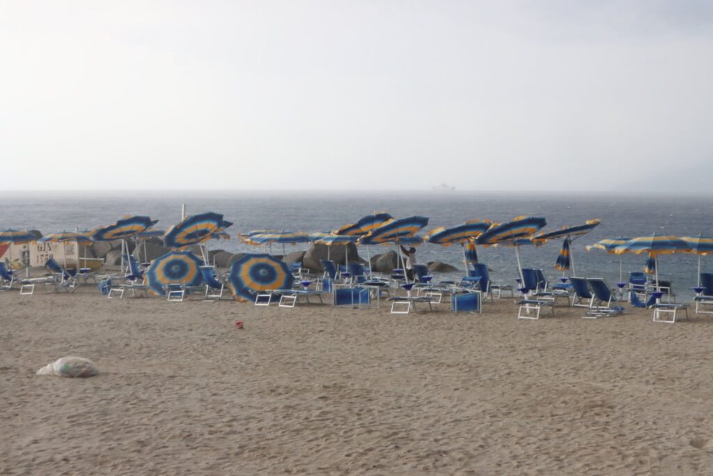 ombrelloni spiaggia catona dopo vento e pioggia