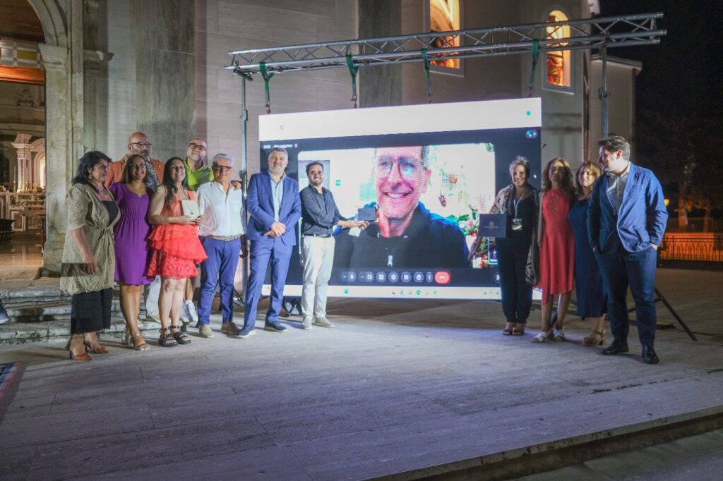Il Vincitore Rapetti in collegamento assieme a tutti