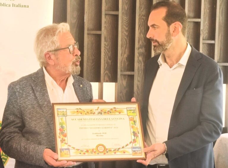 Il sindaco Basile consegna il premio
