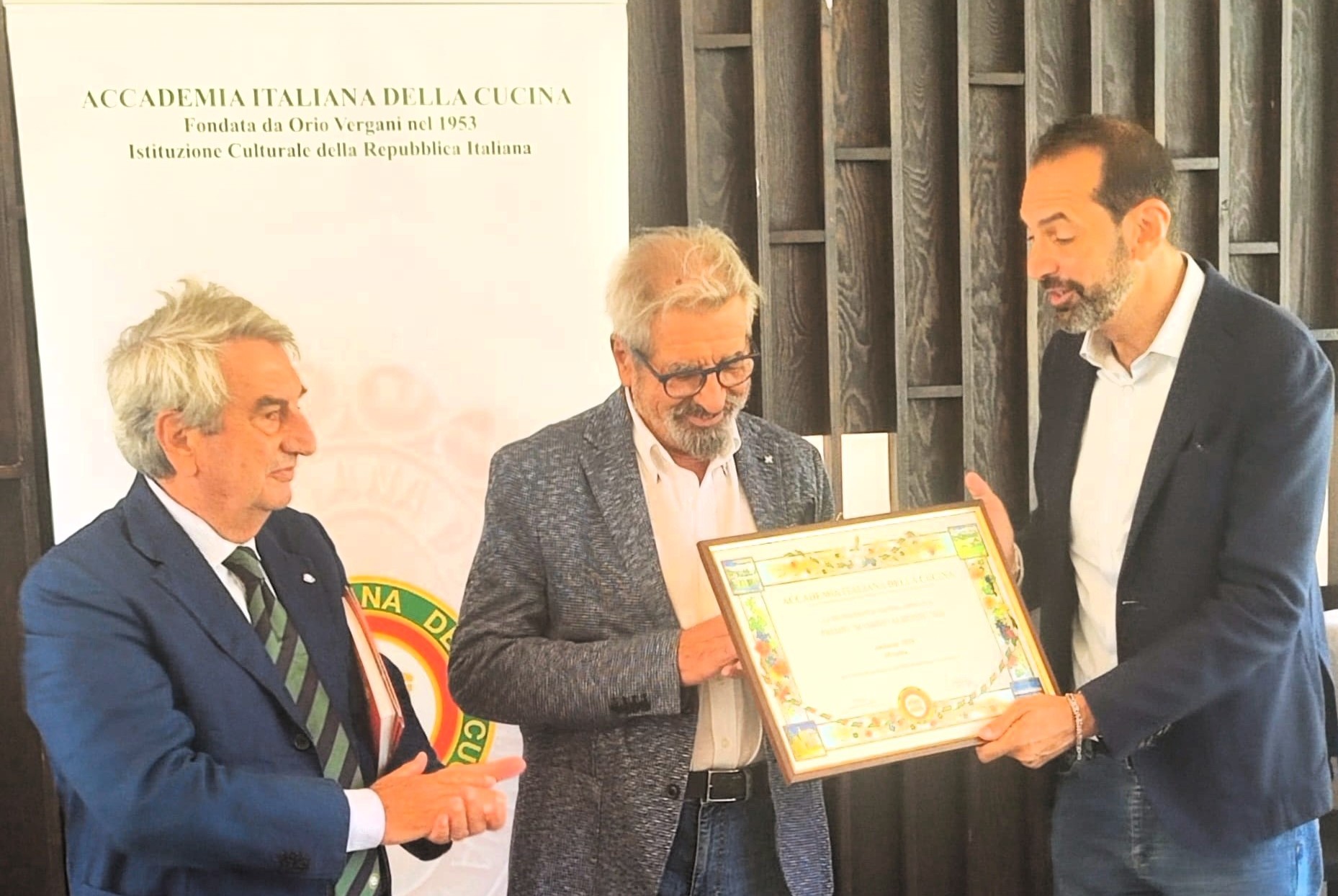 Il sindaco Metropolitano Federico Basile consegna il Prenio Alberini a Giovanni Lombardo