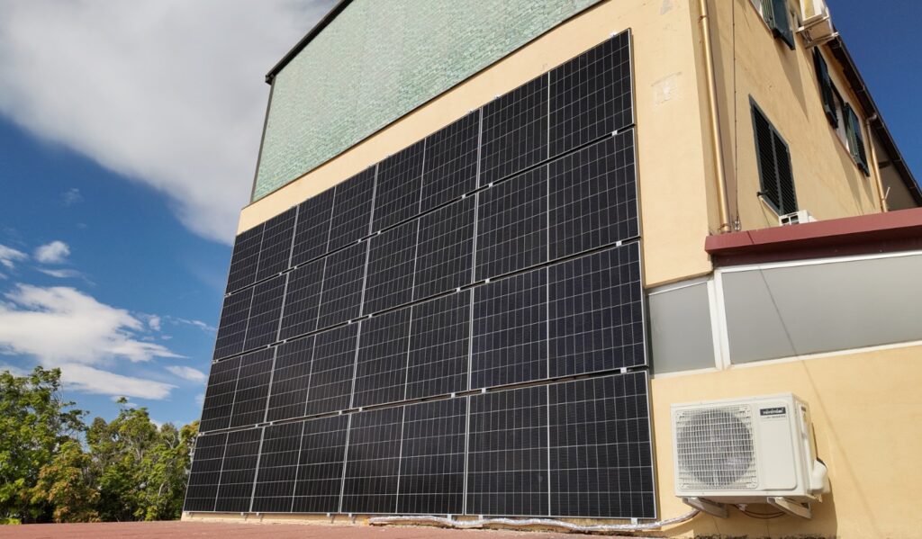 Impianto fotovoltaico in facciata Domotek