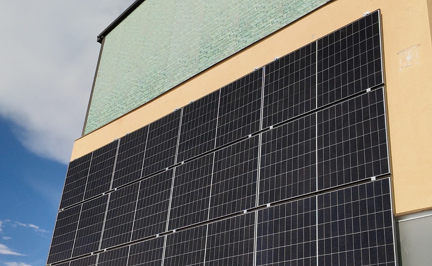 Impianto fotovoltaico in facciata Domotek