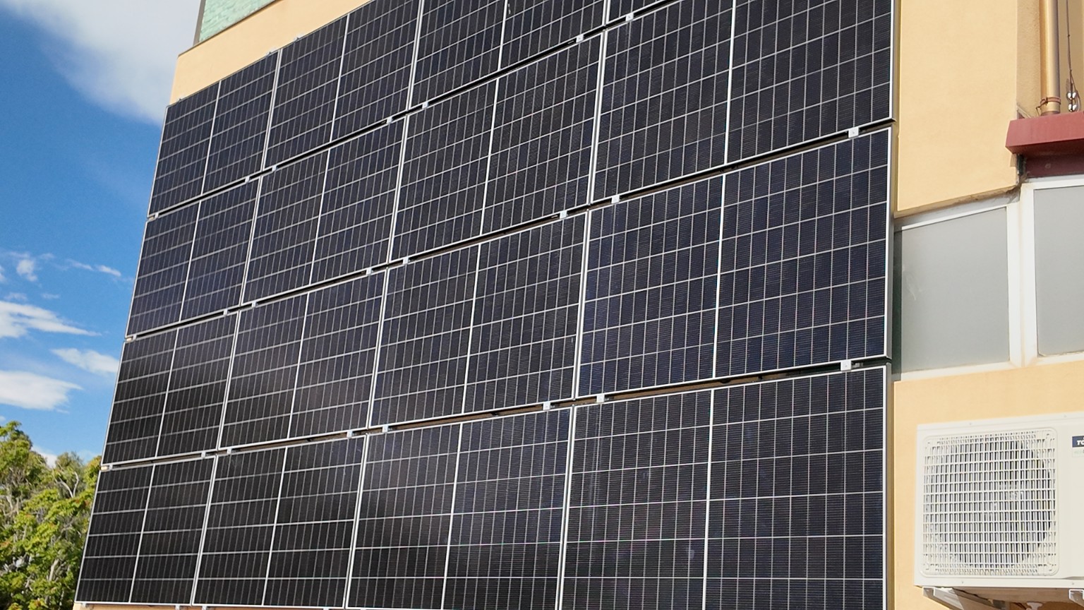 Impianto fotovoltaico in facciata Domotek