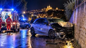 Incidente auto contro muro