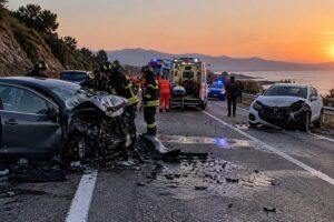 Incidente stradale al tramonto sulla costa