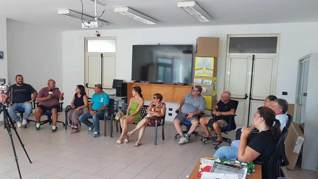 Melito premia le associazioni virtuose della differenziata consegnate nuove panchine come simbolo di impegno ambientale