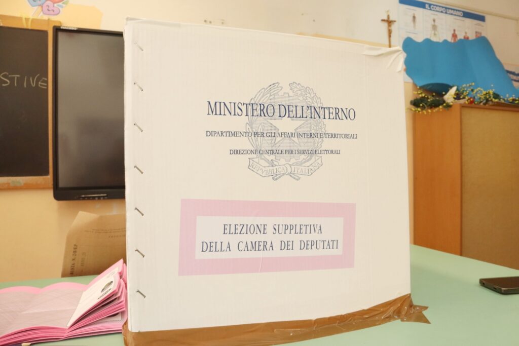 Nicola Irto al voto per le elezioni suppletive di reggio calabria urna seggio elettorale