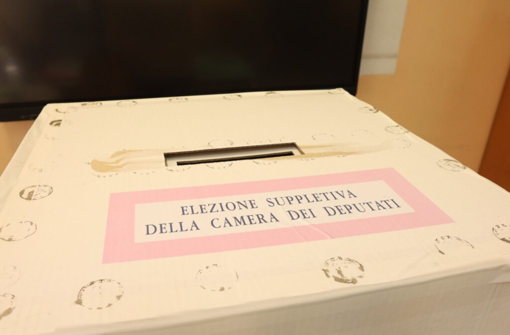 Nicola Irto al voto per le elezioni suppletive di reggio calabria urna seggio elettorale