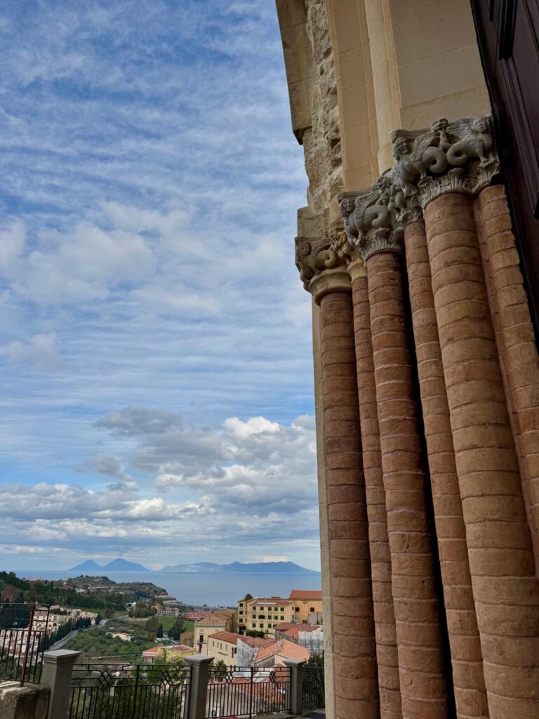 PATTI_Cattedrale, scorcio dei capitelli zoomorfi, sullo sfondo le Eolie