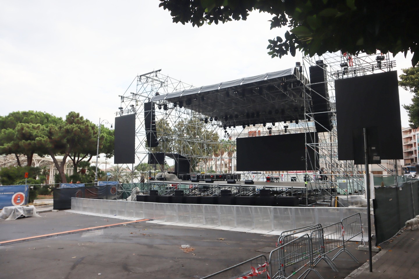 Reggio Calabria, palco allestito per gli spettacoli ma niente concerti per oggi: