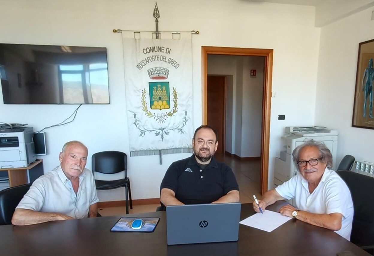 Paolo Ferrara insieme al sindaco Ercole Nucera e al suo vice Nino Gullì.