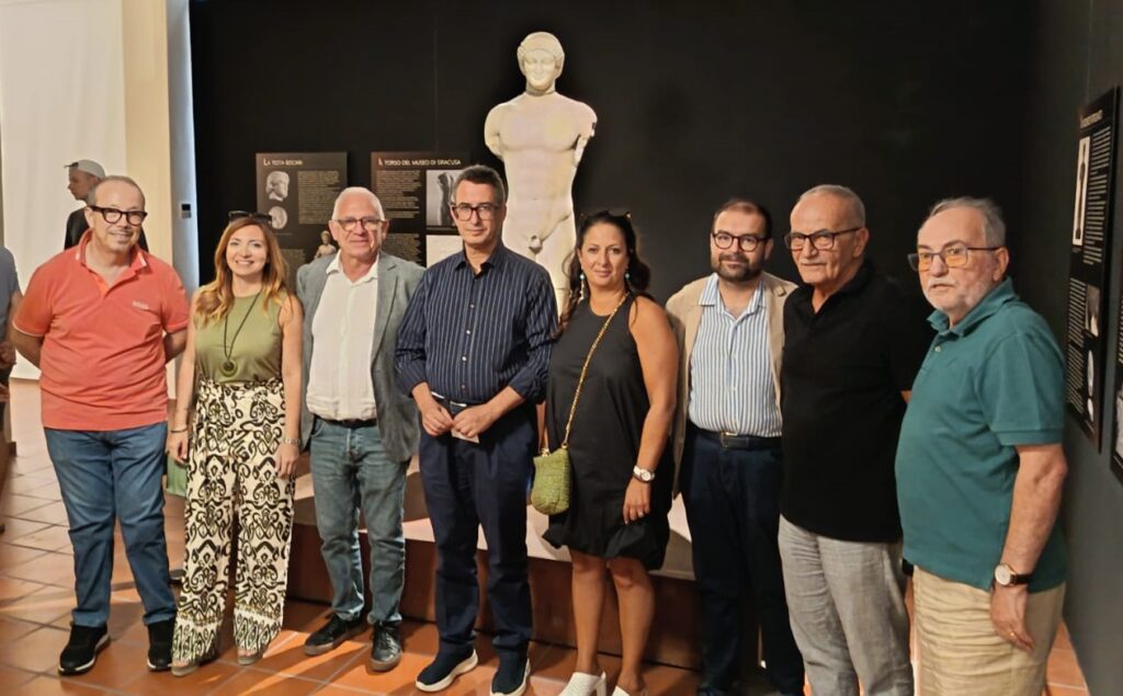 Parco LEO Museo Lentini al centro il direttore Messana con il sindaco Pupillo in visita al Kouros