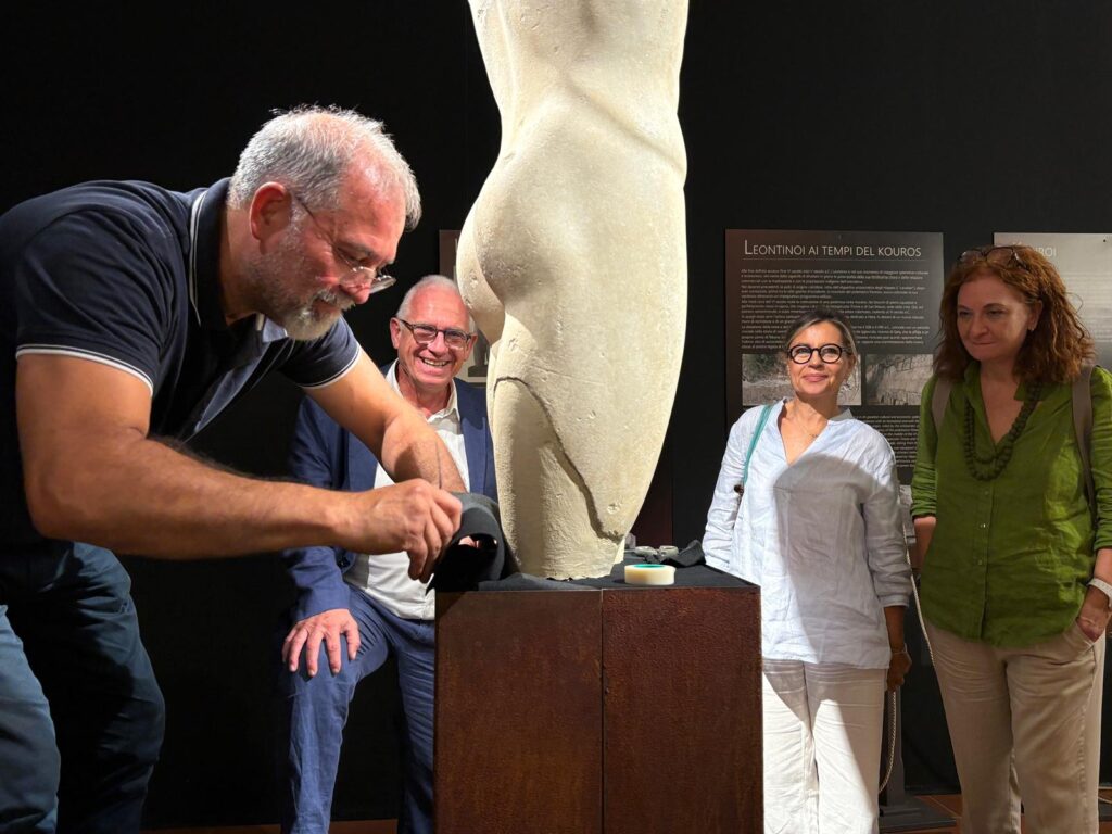 Parco LEO Museo Lentini allestimento, al centro il direttore Messana, a lato le restauratrici