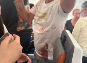 Pilota accoltellato volo FlyDubai panico a bordo