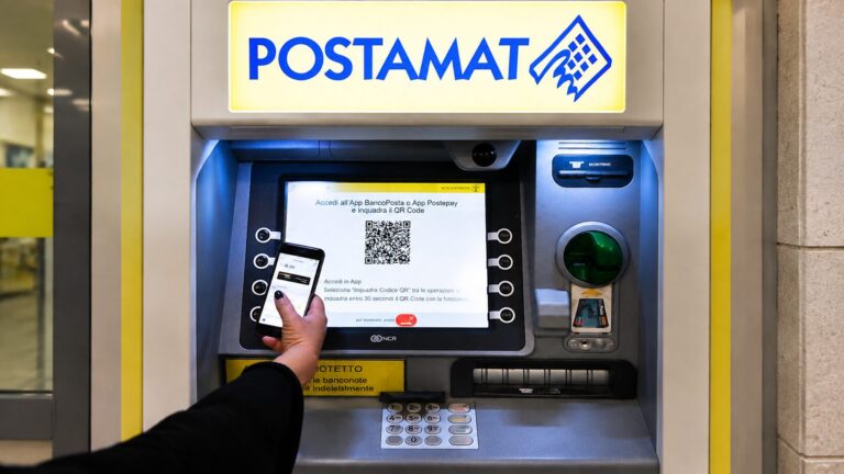 Postamat con QR code e smartphone