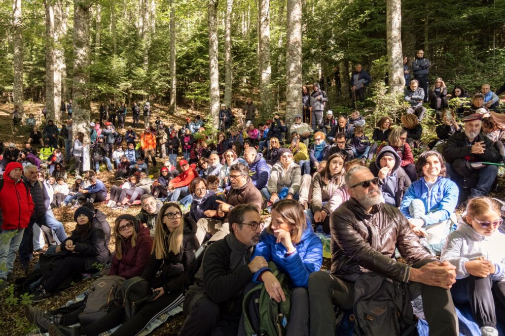 Pubblico nel bosco Opera Sila