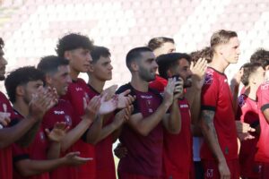 Reggina-Licata abbraccio finale squadra curva sud