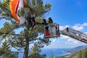 Salvataggio del parapendista tra i pini