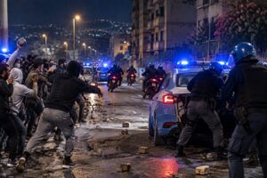 Scontri notturni tra folla e polizia