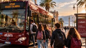 Studenti salgono sull’autobus ATAM