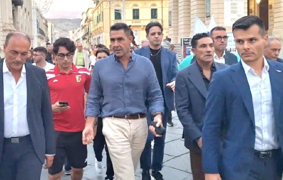 Vannacci a Reggio Calabria con ragazzo maglia del Catanzaro