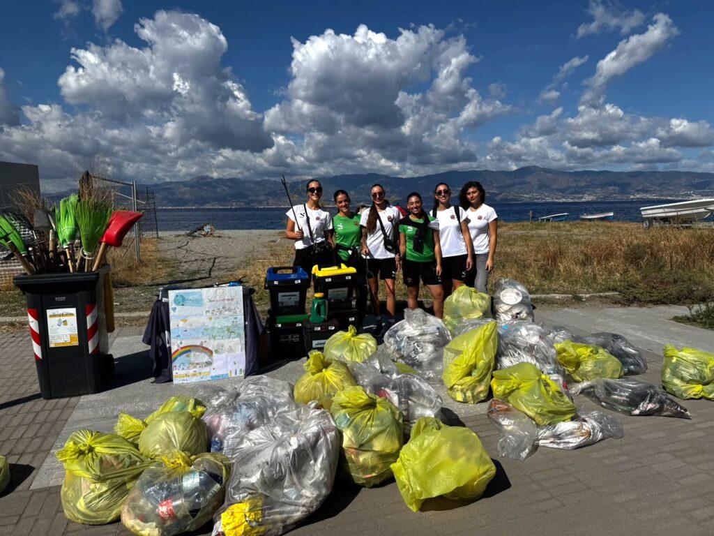 atlete puliservice volley puliscono al parco lineare