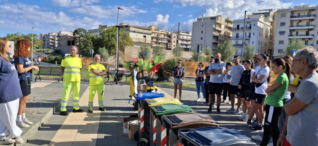atlete puliservice volley puliscono al parco lineare