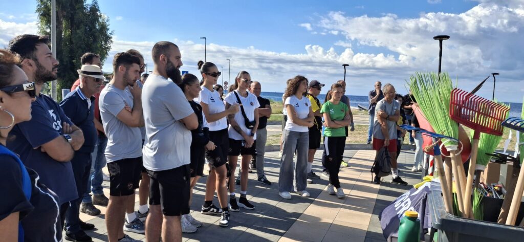 atlete puliservice volley puliscono al parco lineare