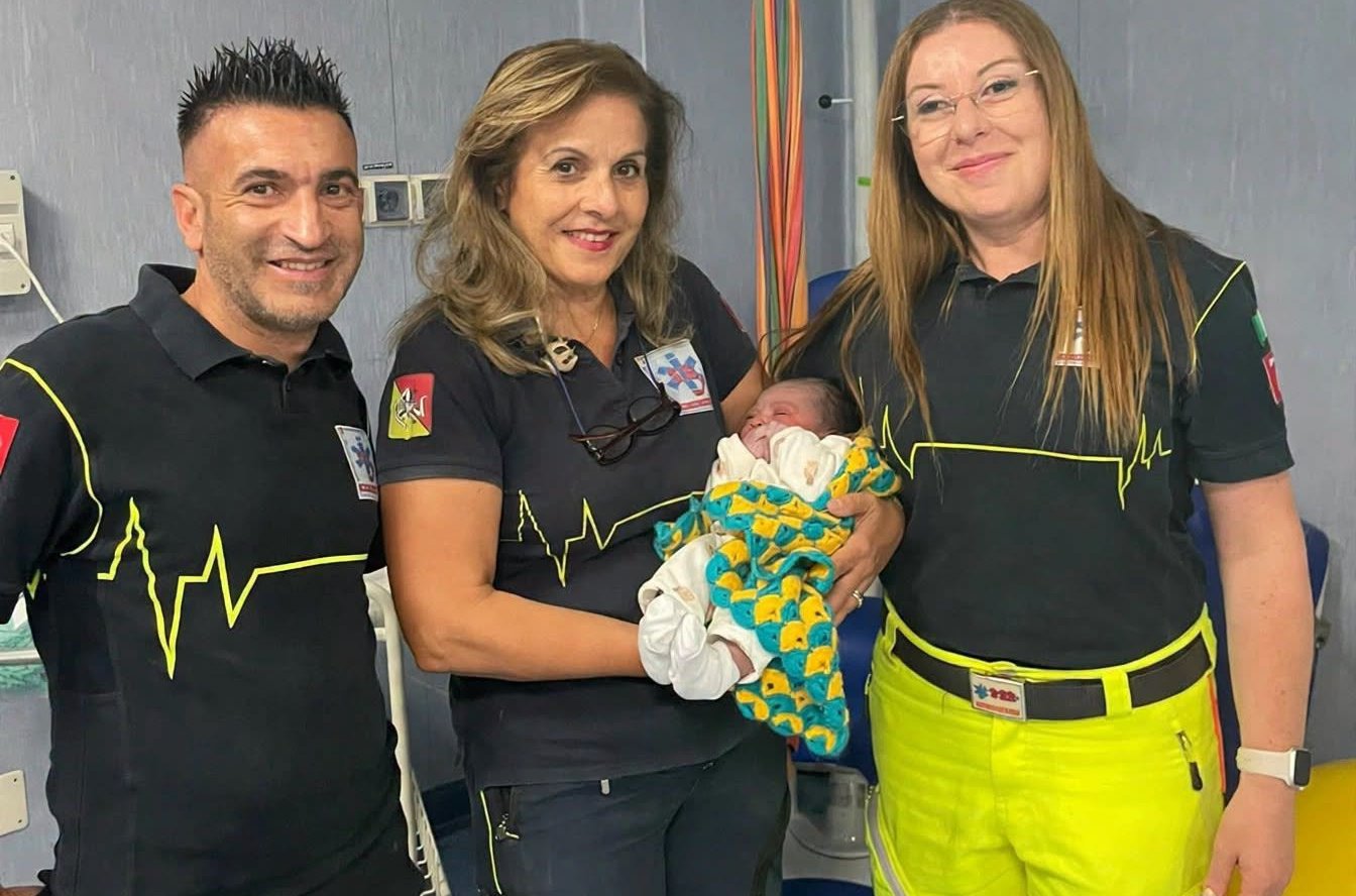 bimba nata a patti sull’ambulanza