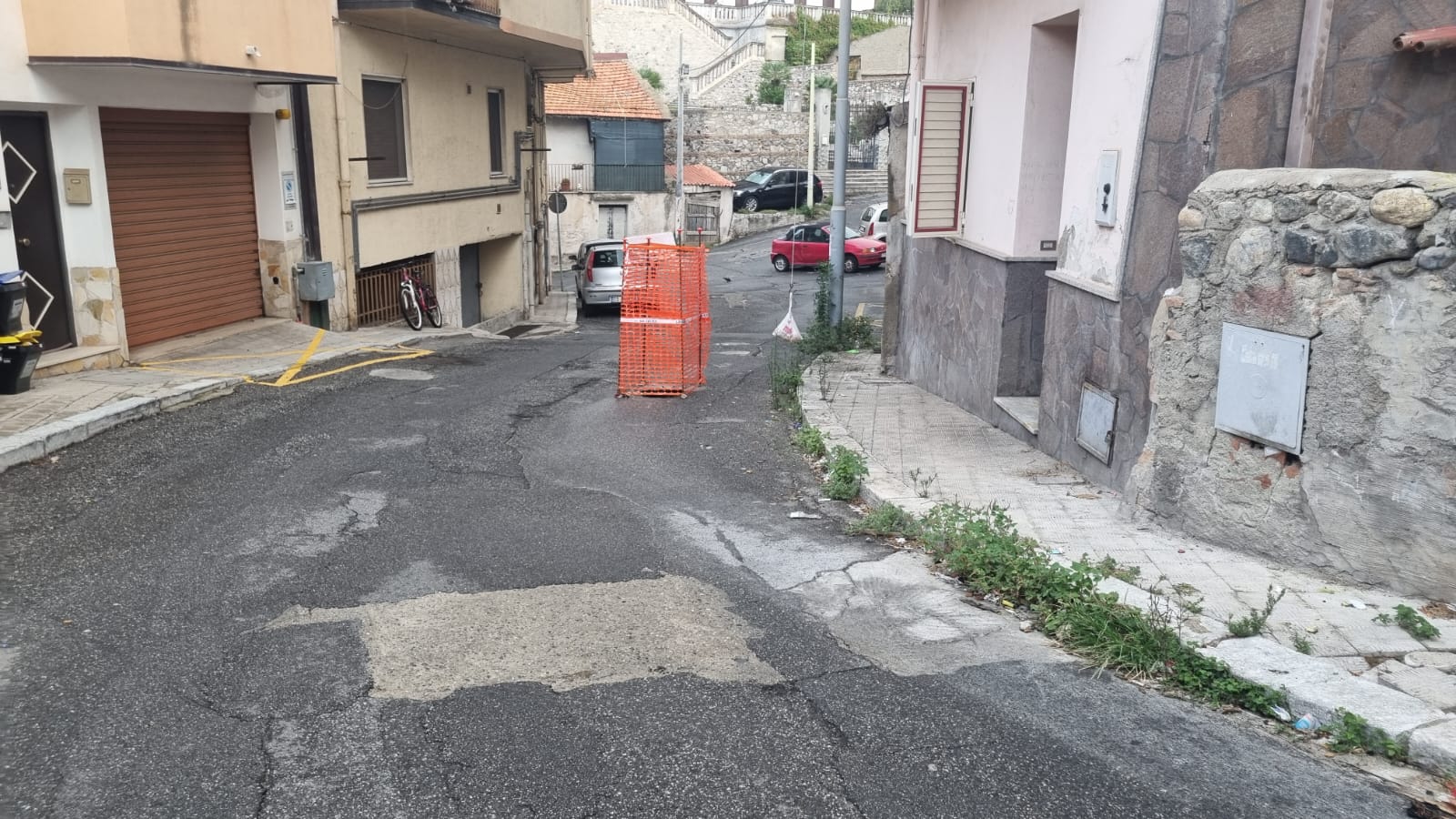 Reggio Calabria, la buca dimenticata nel cuore della città: recintata da oltre u