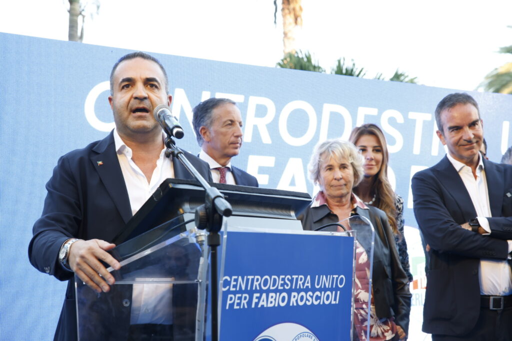 cannizzaro parla dal palco dopo vittoria roscioli