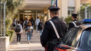 carabinieri fuori da scuola
