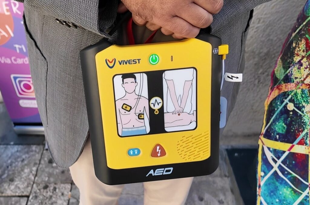 defibrillatore installato a piazza camagna