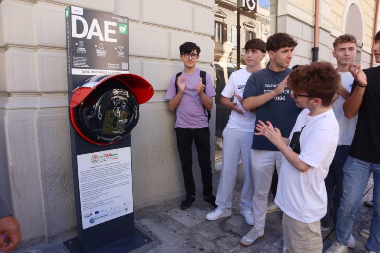 Reggio Calabria, gli studenti del liceo “Leonardo da Vinci” installano un defibrillatore: “un gesto che salva una vita” | FOTO E VIDEO