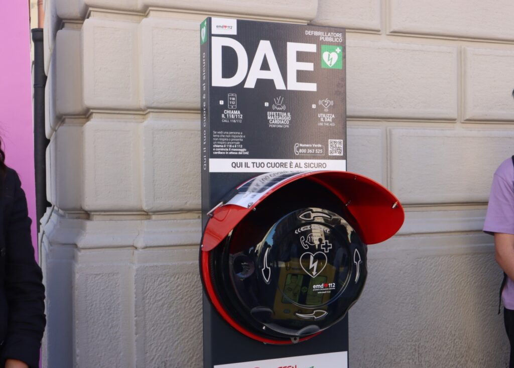 defibrillatore installato a piazza camagna