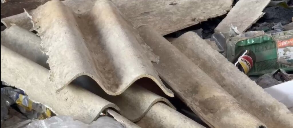Gioia Tauro-Drosi, discarica abusiva a cielo aperto lungo la provinciale: rifiuti, eternit e auto abbandonate nel degrado | VIDEO