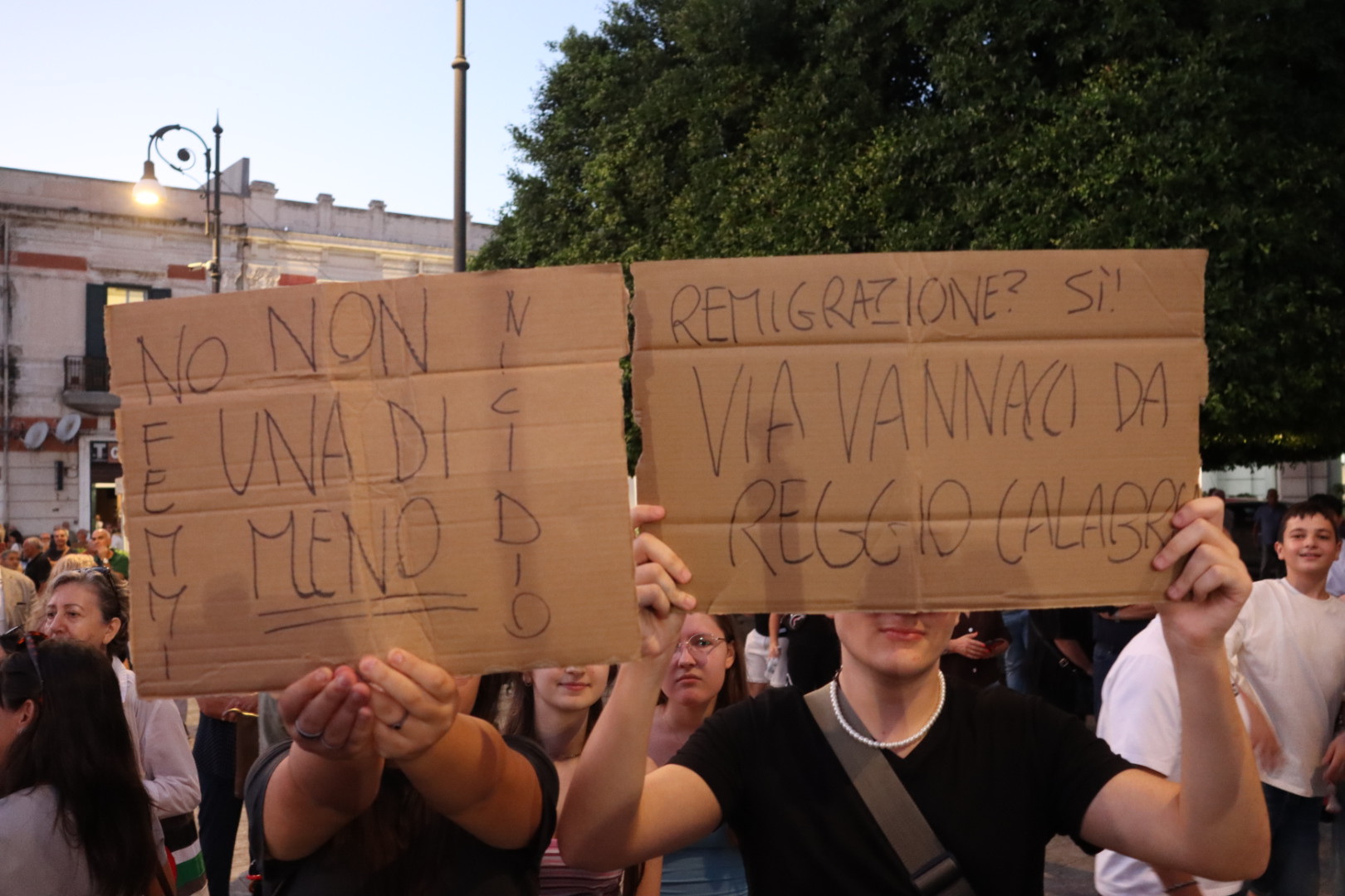 “Remigrazione? Sì, via Vannacci da Reggio Calabria”: proteste a Piazza Duomo per ...