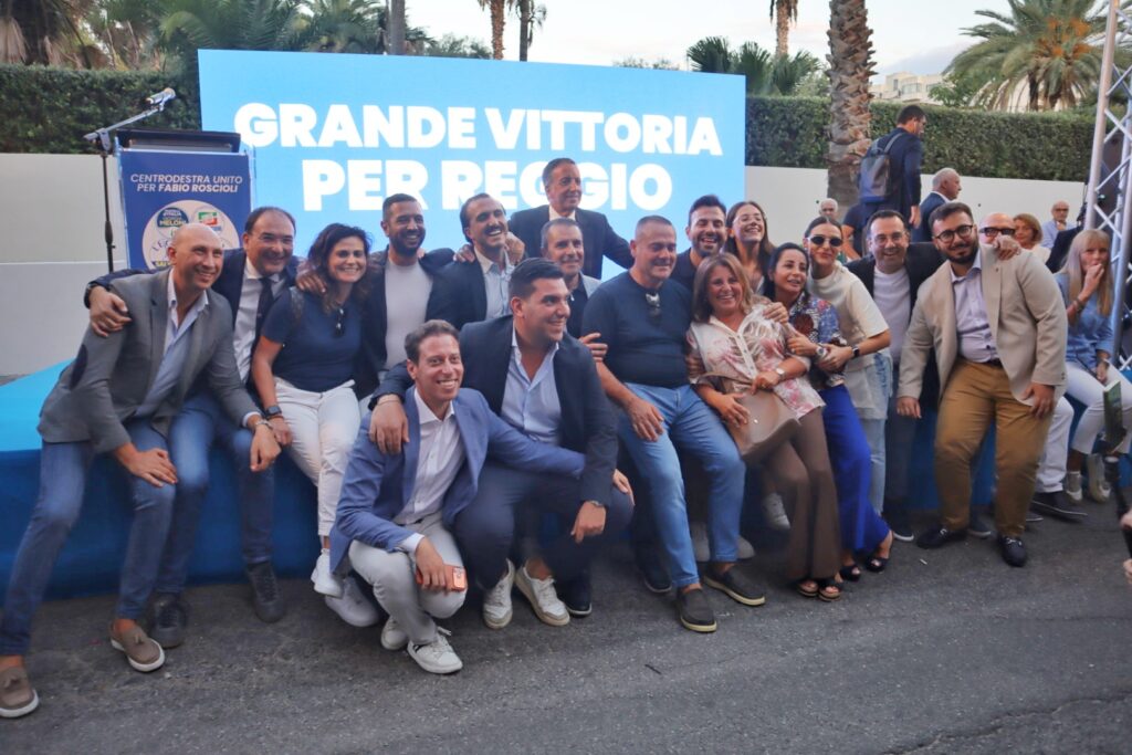 festa Forza Italia dopo vittoria roscioli alle suppletive Occhiuto Lotito festeggiano sul palco
