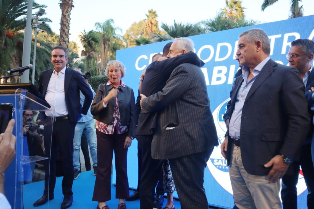 festa Forza Italia dopo vittoria roscioli alle suppletive Occhiuto Lotito festeggiano sul palco