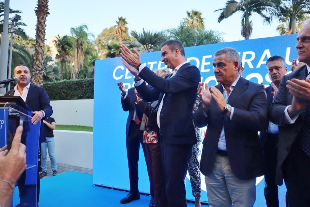 festa Forza Italia dopo vittoria roscioli alle suppletive Occhiuto Lotito festeggiano sul palco