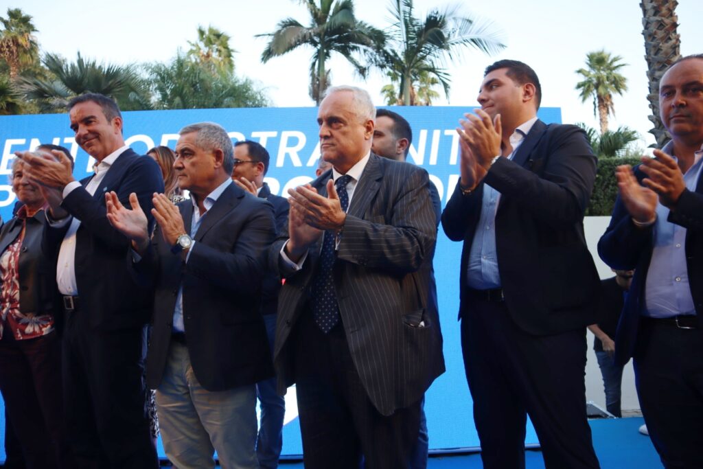 festa Forza Italia dopo vittoria roscioli alle suppletive Occhiuto Lotito festeggiano sul palco