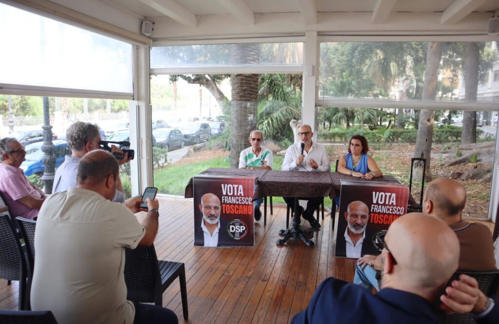 francesco toscano presenta la sua candidatura alle elezioni suppletive di Reggio Calabria
