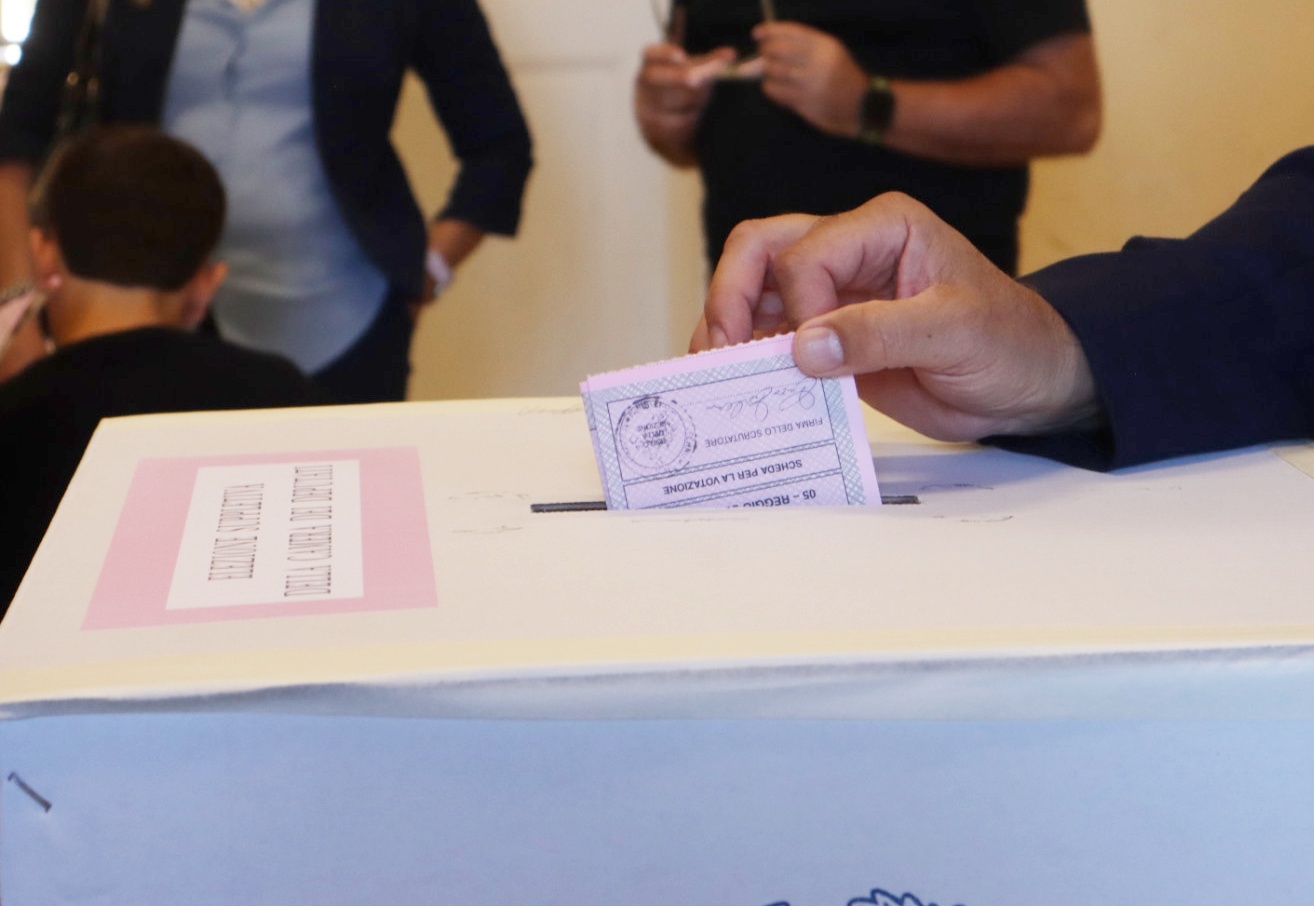 frank benedetto vota per le elezioni suppletive di reggio calabria (2)