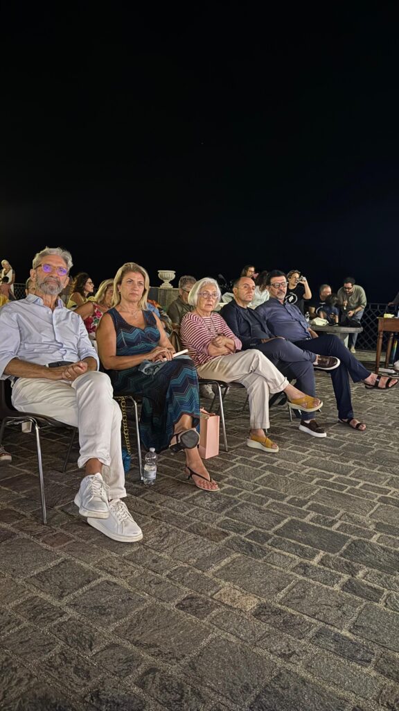 i partecipanti sul sagrato