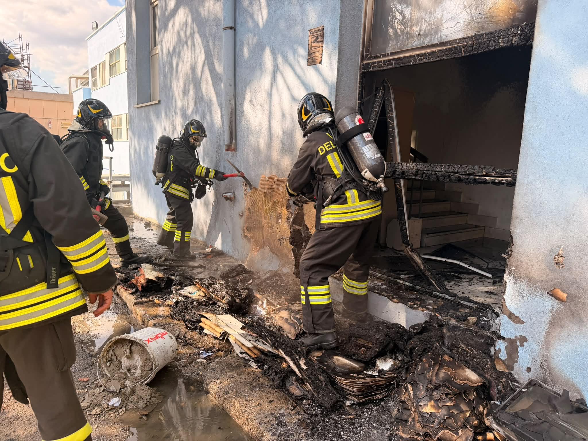 Incendio all’ospedale di Crotone, fiamme domate dai Vigili del Fuoco: il fumo in