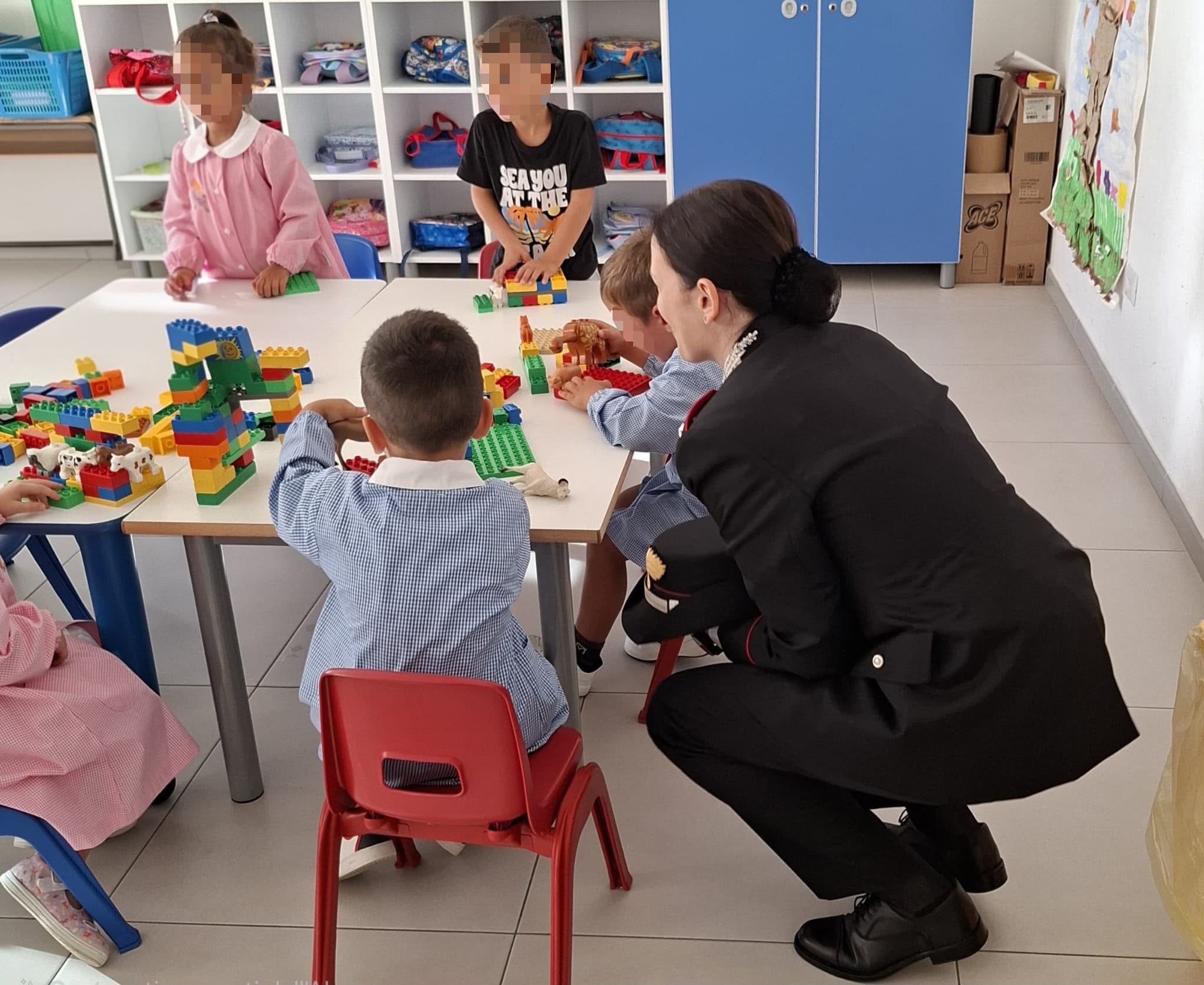 Catanzaro, i Carabinieri tornano tra i banchi di scuola: pattuglie al fianco deg