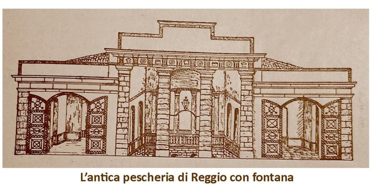l’antica pescheria di reggio con fontana