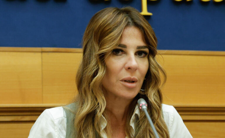 Siracusano punge Vannacci: “sta all’Opposizione e vota a Sinistra, impossibile governare con lui”